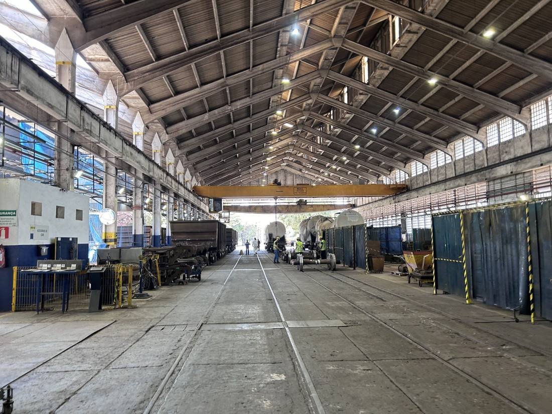 Galpão de manutenção de vagões ferroviários com ponte rolante